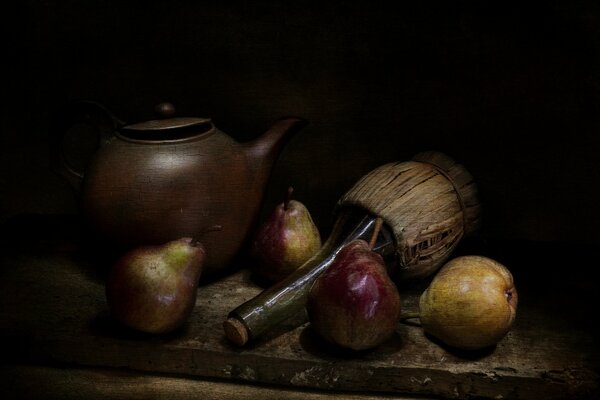 Tavola con bollitore, pere e bottiglia