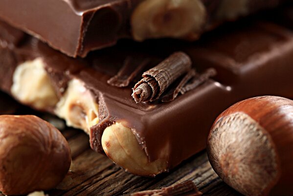 Молочный шоколад с лесными орехами