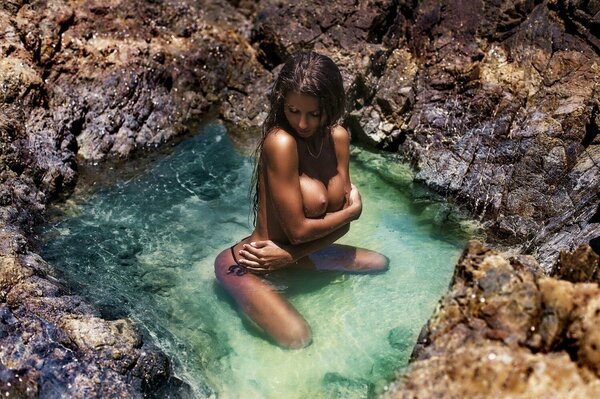 Brunette sexy dans une mini piscine