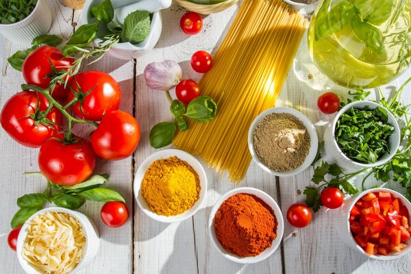 Spaghetti mit Gemüse, Gewürzen und Käse