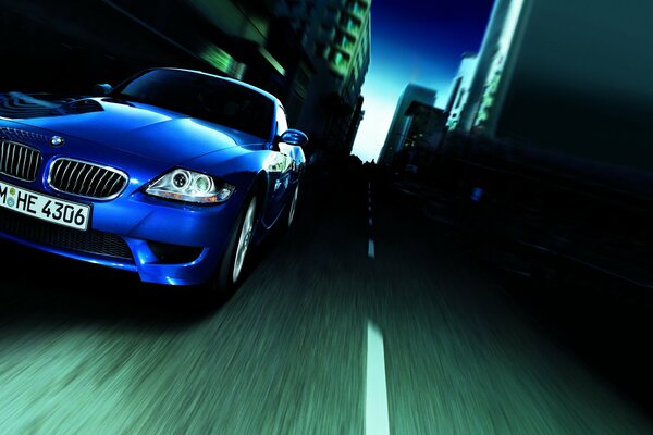 BMW blu alla velocità