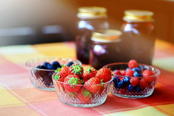 Schalen mit Beeren. Der Geschmack des Sommers