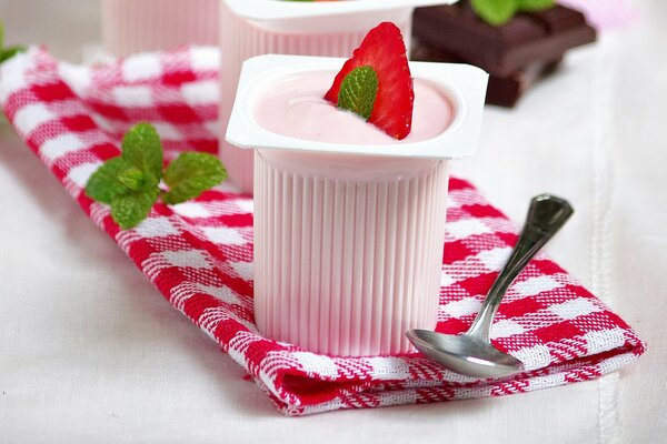 Yogurt alla fragola in un bicchiere guarnito con menta