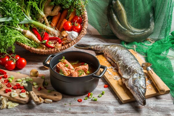 Tisch beim Kochen eines hellen Ohres