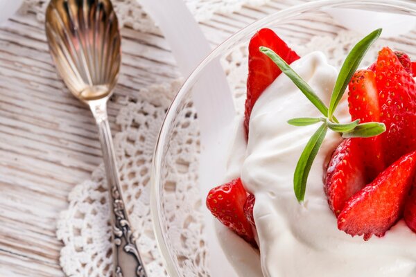 Dessert alla crema e cucchiaio a forma di conchiglia