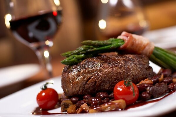 Piatto di carne con pomodorini e vino