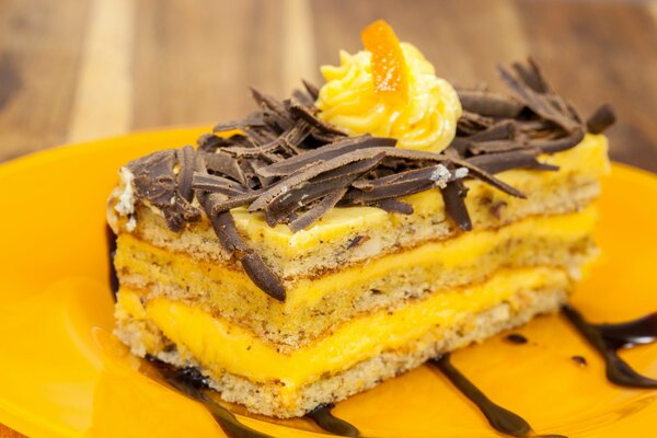 Torta al cioccolato con crema e glassa