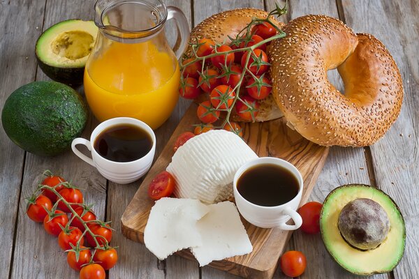 Frühstück mit Käse, Gemüse, Kaffee und Brötchen