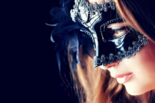 Sguardo della ragazza in maschera nera