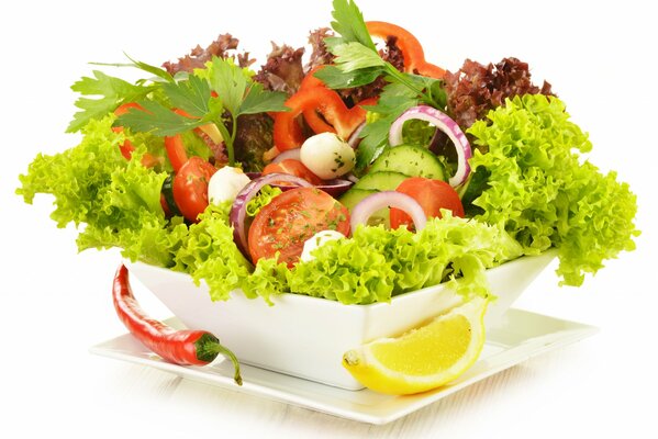 Salade de légumes verts, tomates et poivrons