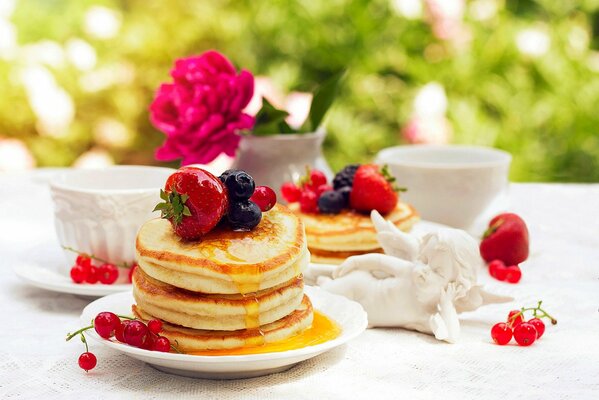 Pfannkuchen mit Erdbeeren und Blaubeeren