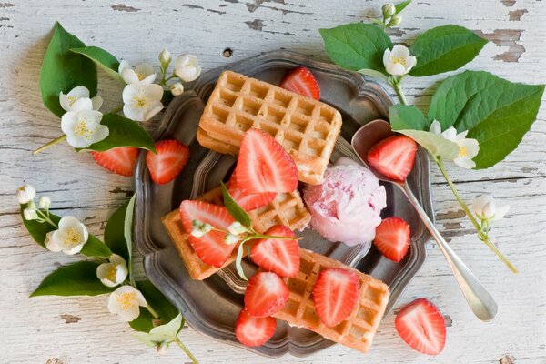 Waffeln mit Beeren auf einem Teller