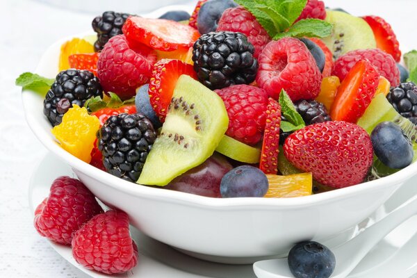 Dans une assiette de dessert sous la forme d une salade de fruits de mûres, fraises, framboises, kiwis