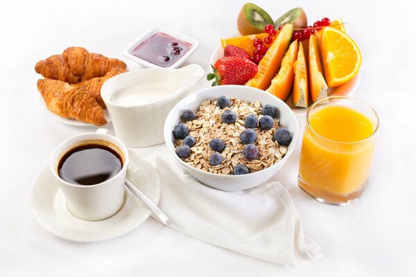 Servir un Desayuno saludable en la mesa