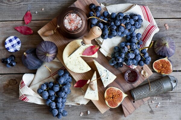 Naturaleza muerta en el tablero con bayas y queso