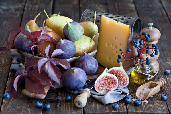 Nature morte figues, fromage, poires, baies