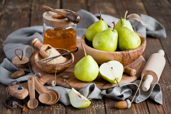 Juicy pears with honey supplement