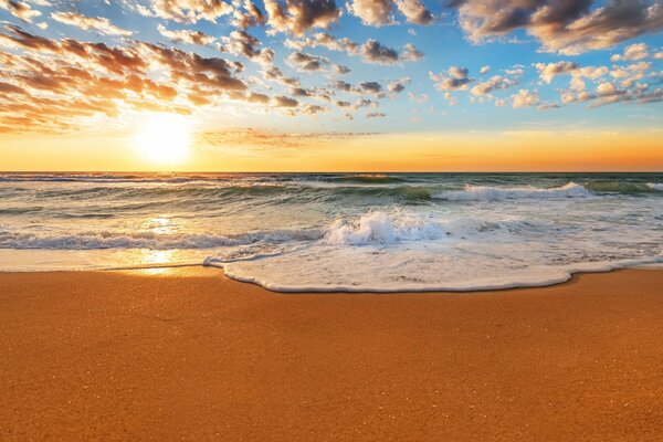 Mare tropicale limpido al tramonto