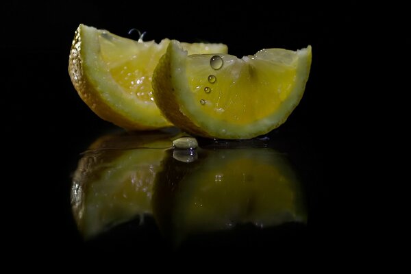 Fette di limone succose su sfondo scuro