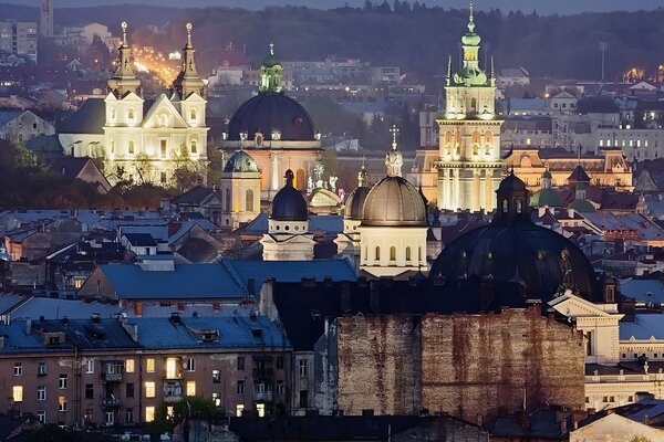 Edificios de Lviv por la noche