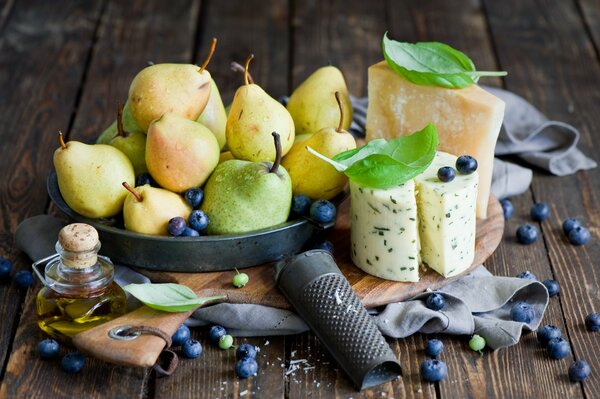 Nature morte de poire, fromage et baies