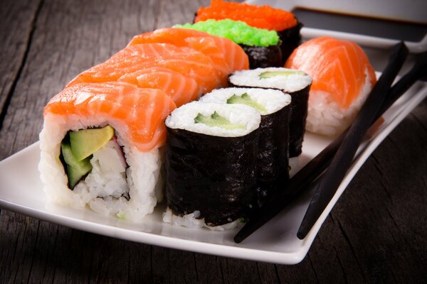 Sushi und Brötchen auf einem quadratischen Teller