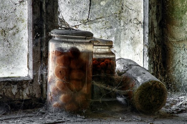 Latas de fruta en una ventana sucia