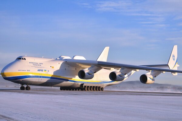 Aterrizaje de un enorme an-225 en invierno