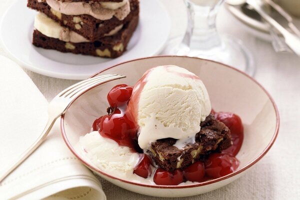 Postres. Helado de jarabe de cereza