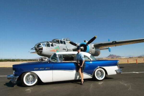 Chica con coche retro en el fondo de un avión