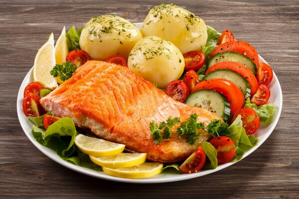 Plato de salmón con patatas y verduras frescas
