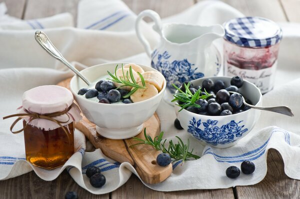 Aus Blaubeeren können Sie einen Blaubeerkuchen machen, der sehr oboldent ist