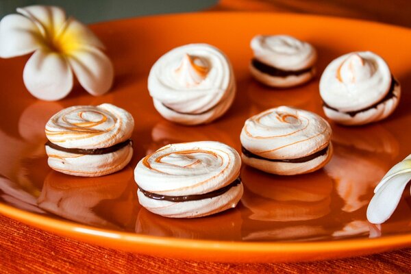 Dolci di meringa su un piatto