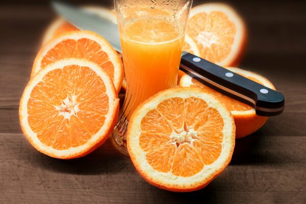 Saftige Orangenscheiben und Orangensaft