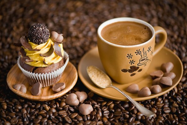 Tasse heißen Kaffee und Kuchen