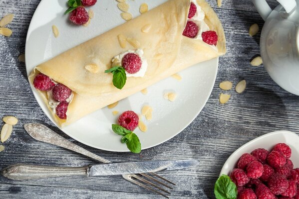 Pancakes with raspberries, served