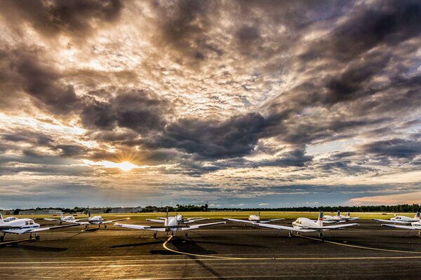 Aeroporto in Florida sotto le nuvole sbattute