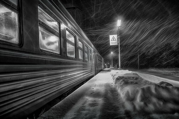 Langes und kaltes Warten auf die S-Bahn im Winter