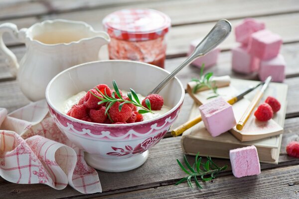 Quark-Dessert mit Beeren zum Frühstück