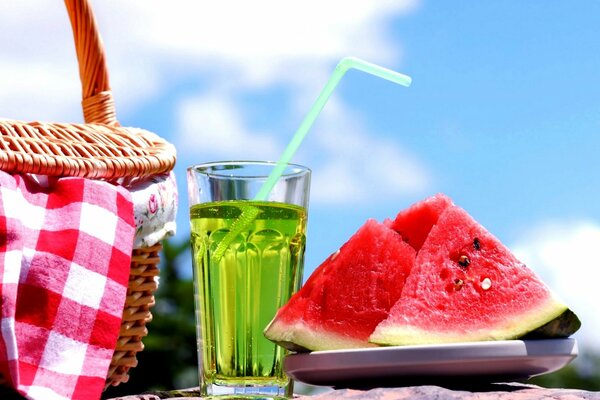 Verano de sandía y cóctel en la naturaleza