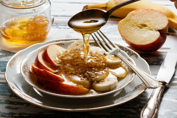 Colazione a base di mele, banana e miele