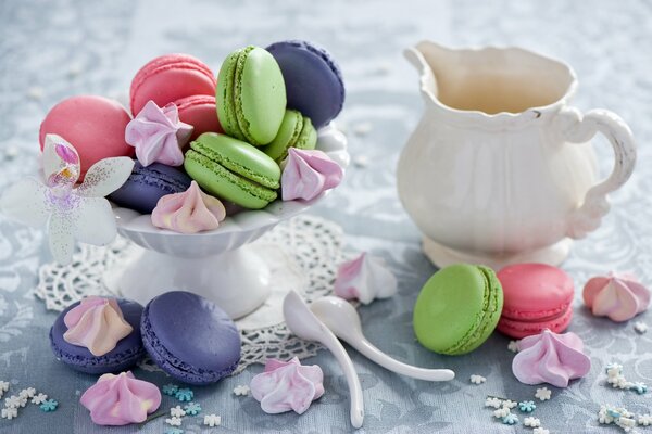 Macarons sur une plaque sur une table assortie