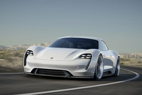 La futuristica supercar Porsche corre lungo la strada
