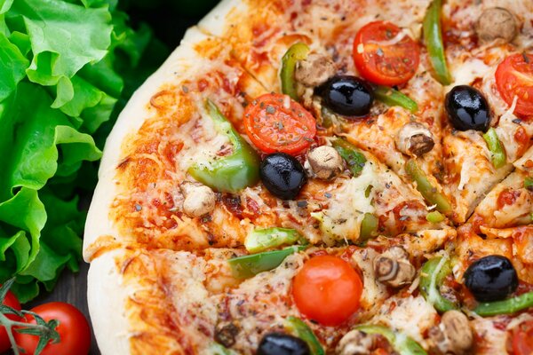 Pizza nadziewana zielenią i jedzeniem