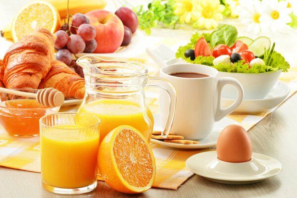 Colazione caffè con croissant e succo di opelsine