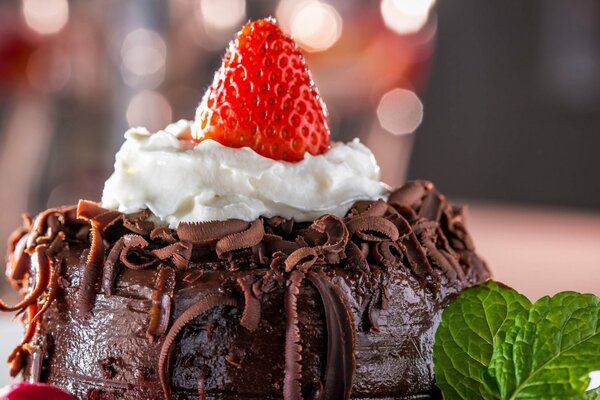 Postre de chocolate con fresas, servido