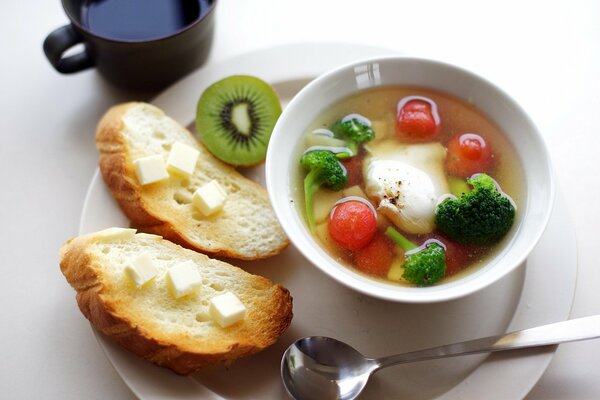 Suppe mit Brokkali-Kohl, Tomaten und Käse