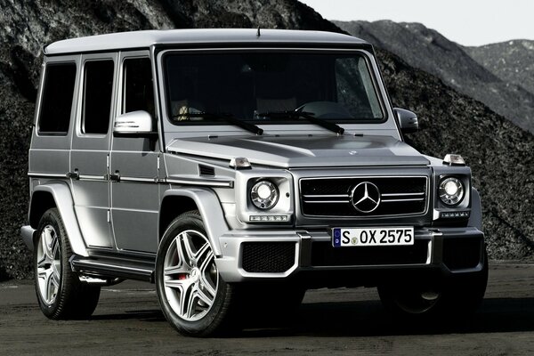 Foto en blanco y negro de Mercedes gelendwagen en las montañas