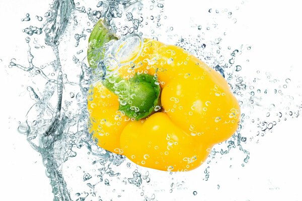 Yellow Bulgarian pepper in drops of water