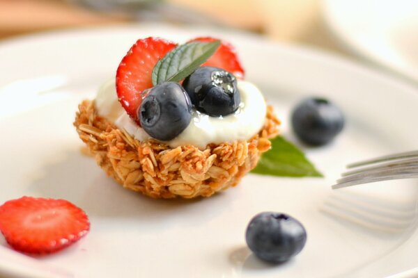 Fruchtkuchen mit Blaubeeren und Erdbeeren